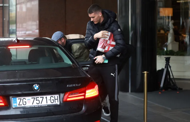 Vatreni su se okupili uoči leta za Katar: Pogledajte u kakvim su bijesnim autima stigli