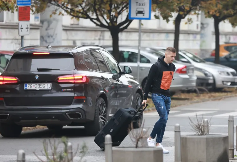 Vatreni su se okupili uoči leta za Katar: Pogledajte u kakvim su bijesnim autima stigli