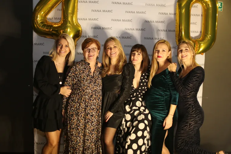 Ivana Marić sa sestrama i prijateljicama