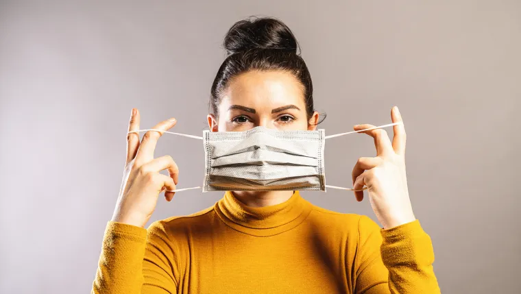 4. Nosite masku. Ako ste kod kuće s nekim tko je bolestan, trebali biste nositi masku za lice kada dođete u kontakt s tom osobom. Poželjno je da i bolesnik na licu ima masku.