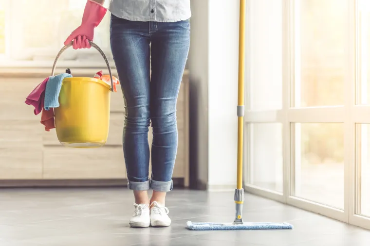 5. Često čistite sve površine. Očistite sve površine koje se često dodiruju: kvake, poklopac poštanskog sandučića, prekidače za svjetlo, vrata hladnjaka itd. Najprije ih dobro operite sapunom i vodom, a zatim dezinficijensom. Nemojte zaboraviti na ruke staviti rukavice za jednokratnu uporabu.