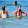 Samo nekoliko mjeseci nakon razvoda, Baker je počeo izlaziti sa 16 godina mlađom Laurom May Gibbs.

