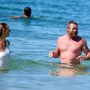 Ipak, nova veza nije baš potrajala. S Laurom je Simon prekinuo potkraj prošle godine, a navodno su tome kumovali njeni antivakserski stavovi.

