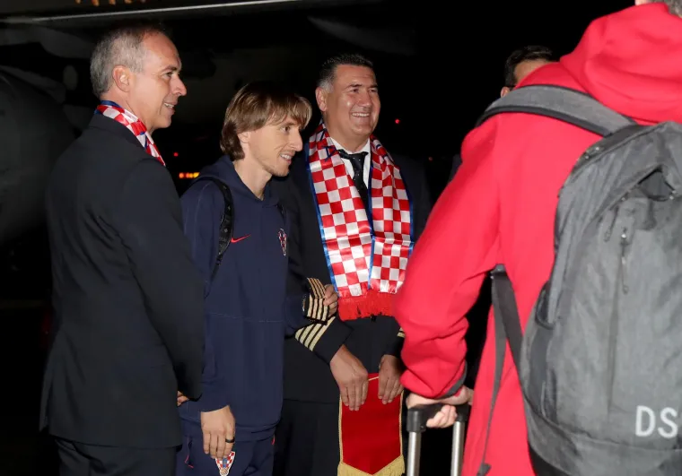 Vatreni otputovali u Saudijsku Arabiju: Pogledajte scene s aerodroma, nije te&scaron;ko pogoditi tko je privukao najvi&scaron;e pažnje