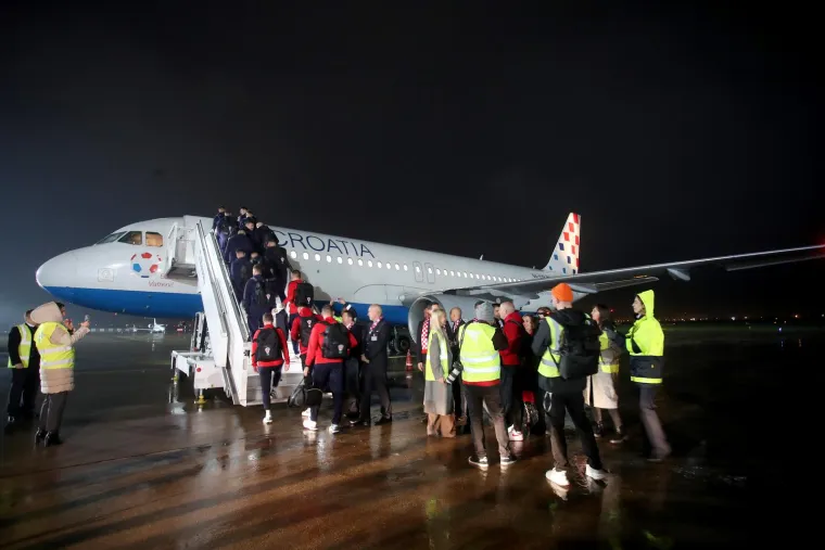 Vatreni otputovali u Saudijsku Arabiju: Pogledajte scene s aerodroma, nije te&scaron;ko pogoditi tko je privukao najvi&scaron;e pažnje