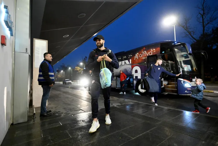 Vatreni otputovali u Saudijsku Arabiju: Pogledajte scene s aerodroma, nije te&scaron;ko pogoditi tko je privukao najvi&scaron;e pažnje