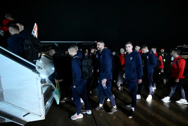 Vatreni otputovali u Saudijsku Arabiju: Pogledajte scene s aerodroma, nije te&scaron;ko pogoditi tko je privukao najvi&scaron;e pažnje