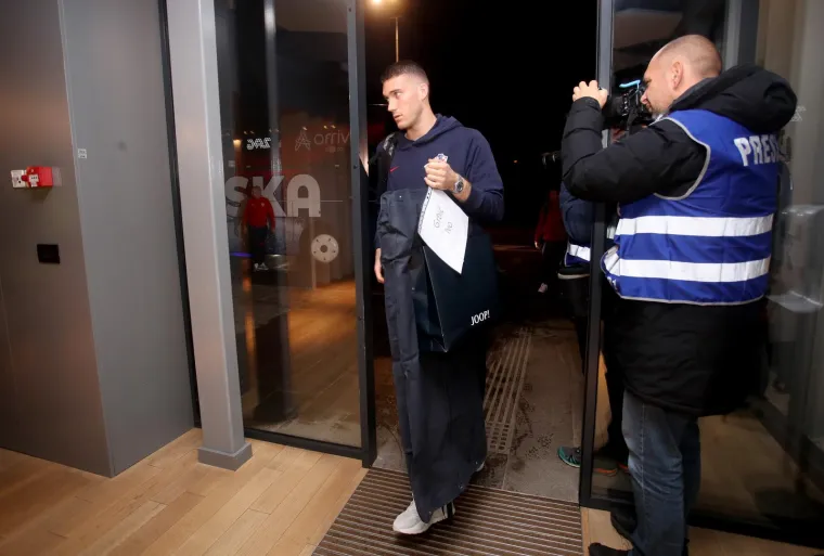 Vatreni otputovali u Saudijsku Arabiju: Pogledajte scene s aerodroma, nije te&scaron;ko pogoditi tko je privukao najvi&scaron;e pažnje