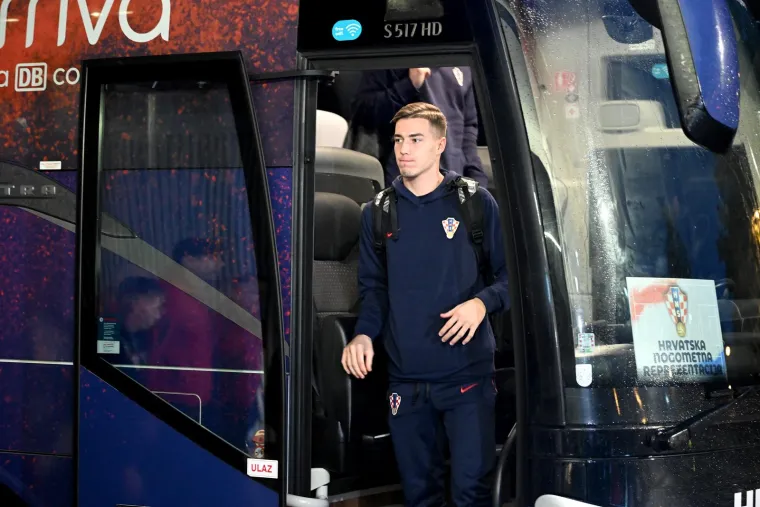 Vatreni otputovali u Saudijsku Arabiju: Pogledajte scene s aerodroma, nije te&scaron;ko pogoditi tko je privukao najvi&scaron;e pažnje