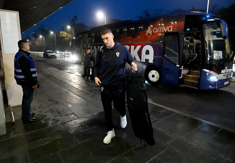 Vatreni otputovali u Saudijsku Arabiju: Pogledajte scene s aerodroma, nije te&scaron;ko pogoditi tko je privukao najvi&scaron;e pažnje