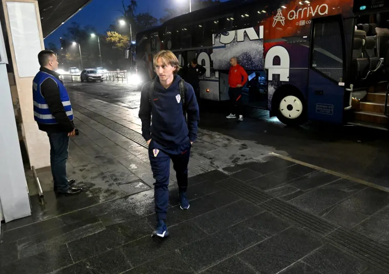 Vatreni otputovali u Saudijsku Arabiju: Pogledajte scene s aerodroma, nije te&scaron;ko pogoditi tko je privukao najvi&scaron;e pažnje