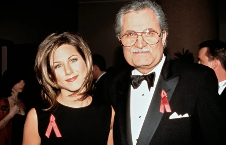 Aniston je imala teško djetinjstvo, većinski zbog ponašanja svoje majke koja je bila tužna i iscrpljena zbog propalog braka s Jenniferinim ocem. &quot;Bila je od onih žena koje govore da se bolje brinem o sebi, da se malo našminkam...&quot;, otkrila je svojedobno Aniston.

