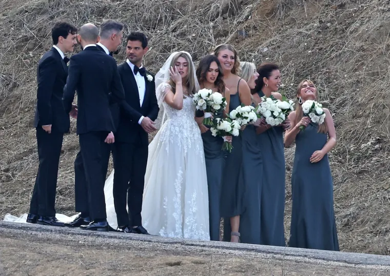 Osim ovoga, mnogi kažu da je Lautner bio zaljubljeniji u Swift nego ona u njega. Tako je on mnogo više putovao da bi vidio nju, no ona to isto nije činila za njega.
