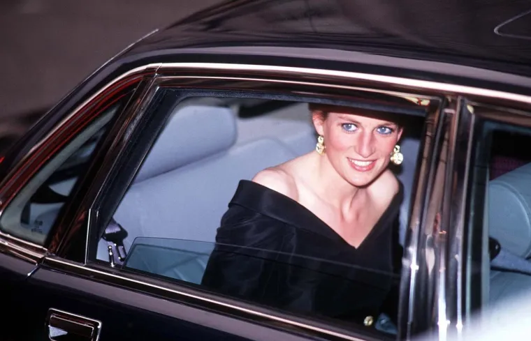 Mislilo se da je Diana posljednji Božić provela sama u Kensingtonskoj palači, ali prema ovom pismu, dogovorila je let u inozemstvo. Zatim dodaje: &quot;Nadam se da će &apos;97. biti lakša godina za sve nas.&quot;