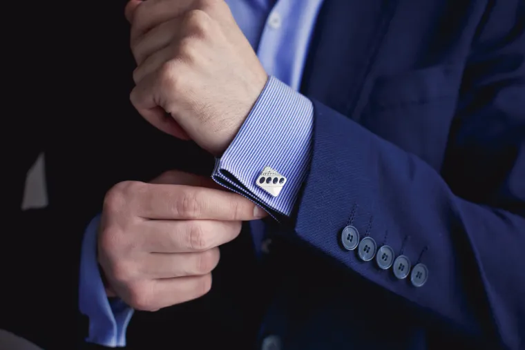 3. Mijenja stil oblačenja: &quot;Ako vaš partner promijeni stil ili počne ulagati više truda u svoj izgled i počne se razlikovati od nekadašnjeg, možda postoji razlog. Ovo je još veći alarm posebno radnim danima i ako često spominje novu kolegicu na poslu&quot;, prenosi Daily Star. 