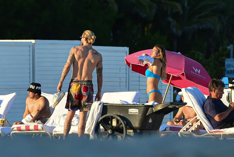 Dvije strane prekrasne Dilette: Jučer je snimljena u goli&scaron;avom izdanju u Miamiju, a danas je plijenila poglede na ulici