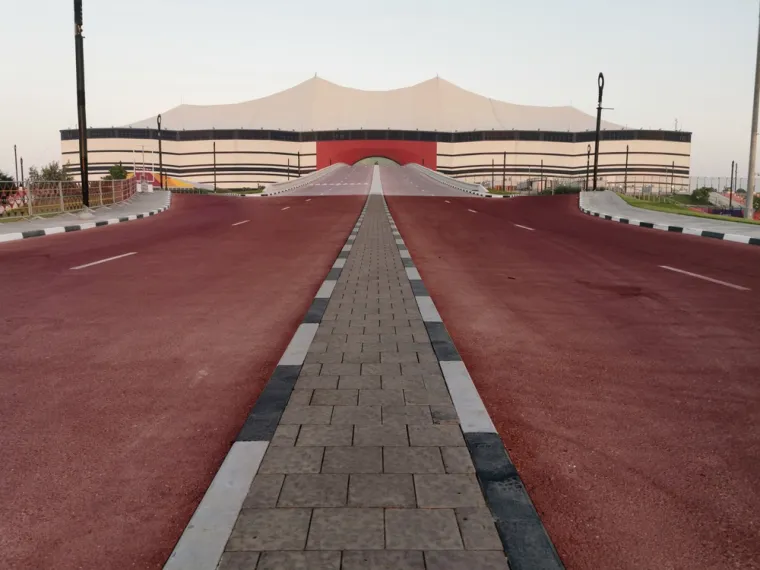 Nalazi su u katarskom gradu Al Khoru koji se nalazi 40 kilometara sjevernije od glavnog grada Dohe. Stadion ima 60 tisuća sjedećih mjesta, &scaron;to ga čini drugim najvećim zdanjem od osam koji će biti kori&scaron;teni za vrijeme ovog SP-a.