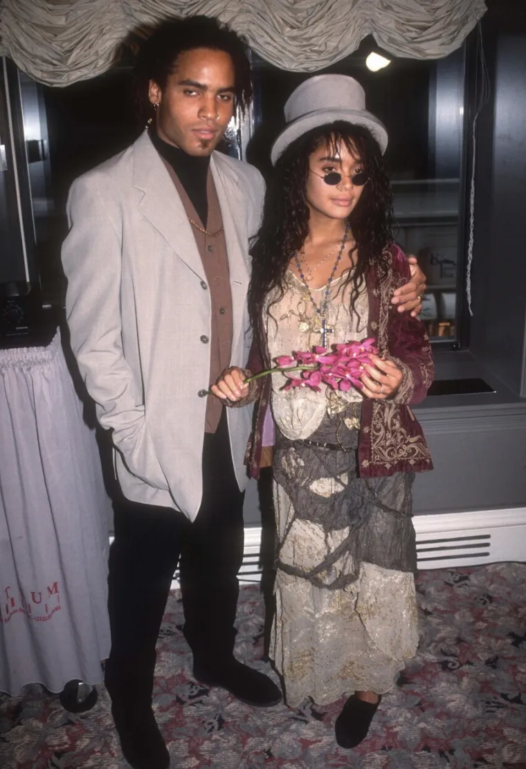 Riječ je o glazbeniku Lennyju Kravitzu. Lenny Kravitz i Lisa Bonet upoznali su se 1985. godine u backstageu jednog koncerta. Baš kao i Jason Momoa, i Lenny Kravitz se zaljubio u Lisu Bonet puno prije nego što ju je prvi put upoznao. U svojoj knjizi &apos;Let Love Rule&apos; Lenny je opisao kako se osjećao kada je prvi put ugledao sliku Lise Bonet na naslovnici televizijskog vodiča. &apos;Oženit ću ovu curu&apos; priznao je bliskom prijatelju.

