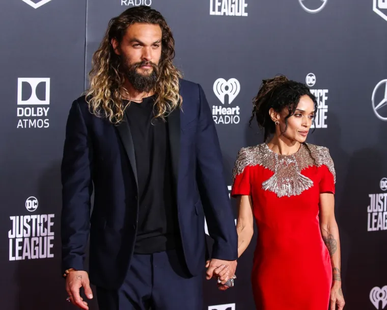 Mnogi za raspad njihove veze krive Amber Heard s kojom je Jason snimao Aquamana. Svojevremeno se pisalo i kako je Lisa ljubomorna jer Amber flerta s Jasonom, no ona nikad ni riječ nije rekla protiv nje.