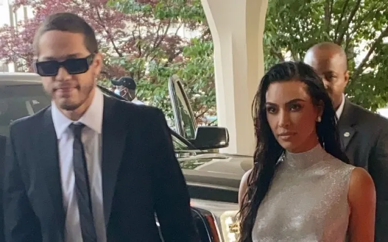 Obožavatelji su već ranije bili uvjereni da su Pete Davidson i Emily Ratajkowski u vezi, nakon što su &quot;viđeni kako se drže za ruke&quot;. Navodno su bili na spoju u Brooklynu, a jedna prolaznica tvrdi da su se &quot;jako prisno ponašali&quot;. Inače, Davidson je prekinuo s Kim Kardashian u ljeto ove godine, a Emily se prije četiri mjeseca rastala od redatelja Sebastiana Beara McClarda, s kojim je bila u braku četiri godine. Nedavno se pisalo da je u vezi s DJ-jem Oraziom Rispom. Šuškalo se i da je u vezi s Bradom Pittom.