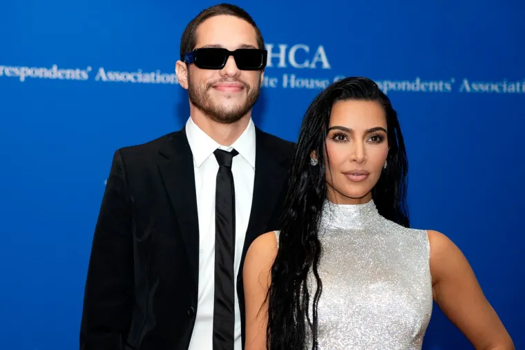 Davidson je poznat kao sjajan komičar, a u posljednje vrijeme i kao neodoljv tip - osim s Kim Kardashian bio je u vezi s Kate Beckinsale, Arianom Grande, Phoebe Dynevor i Cazzie David.