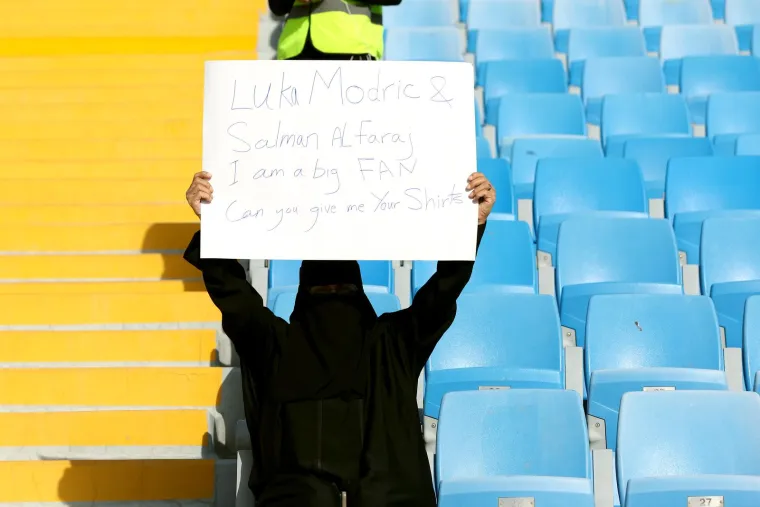 Prelijepe Hrvatice plijenile pažnju na stadionu, a jedna Saudijka imala je posebnu poruku za Luku Modrića