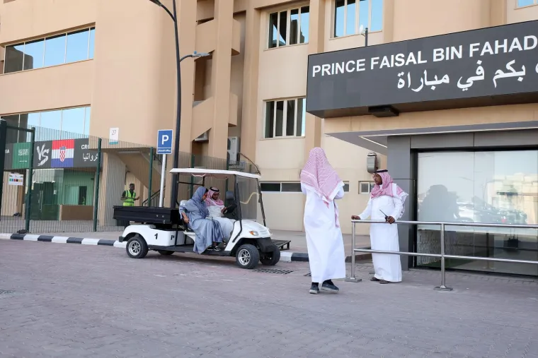 Prelijepe Hrvatice plijenile pažnju na stadionu, a jedna Saudijka imala je posebnu poruku za Luku Modrića