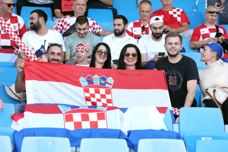 Zanimljivi prizori na tribinama: Pogledajte kako Hrvati bodre Vatrene u Rijadu