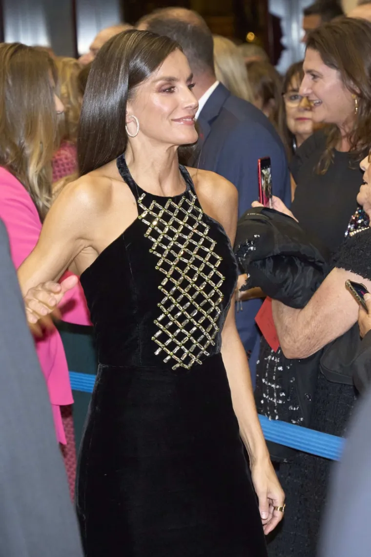 Naime, kraljica Letizia iza sebe ima propali brak s piscem i srednjoškolskim profesorom Alonsom Guerrerom Perezom, koji joj je predavao u srednjoj školi. Letizia i profesor su prije vjenčanja bili 10 godina u vezi, a do razvoda je došlo nakon samo godinu dana braka.