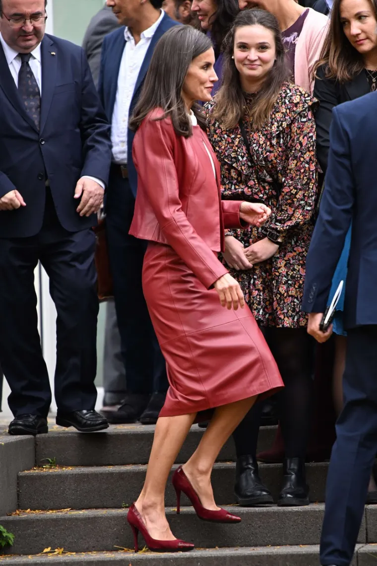 Nakon razvoda Letizia je neko vrijeme živjela sama, a onda je upoznala princa Filipa, s kojim je ispočetka skrivala romansu jer je bilo neobično da se nasljednik španjolske krune oženi ženom bez plemićkog podrijetla, a kamoli razvedenicom, pa su njihove zaruke koje su objavljene 1. studenog 2003. mnogima bile veliko iznenađenje.