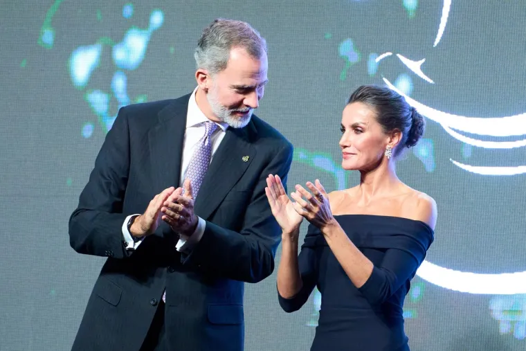 Iako je već bila udana, Letizia se vjenčala samo kod matičara, pa Crkva taj brak nije smatrala pravovaljanim, stoga nije bilo problema oko njezine udaje u katedrali u centru Madrida. A kako je već poznato, Letizia i Filip danas slove kao jedan od najljepših kraljevskih parova svijeta, a zajedno imaju dvije kćeri.