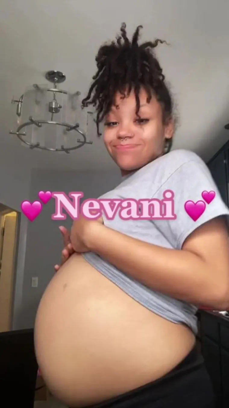 Tiktokerica Nev iz Miamija u SAD-u objasnila je da je za to zaslužna priprema za porođaj. Ona kaže da postoji mnogo prirodnih lijekova i vježbi koji pomažu da u jednom pokušaju istisnete bebu uz malo ili nimalo boli.