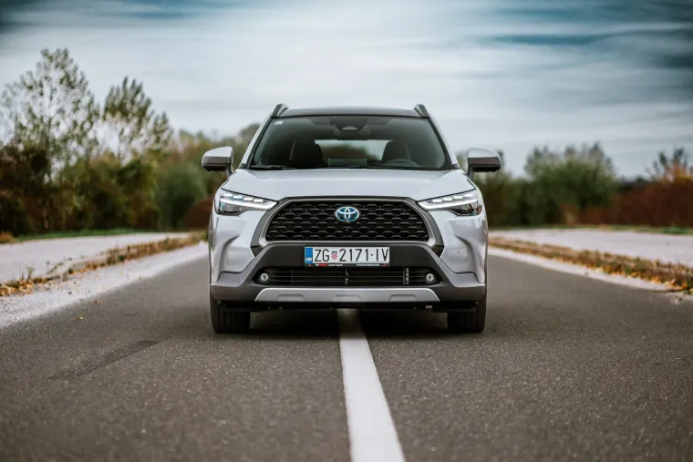 Ovo je prvi model opremljen petom generacijom Toyotine hibridne električne tehnologije, koja jamči više snage i manju potrošnju goriva.