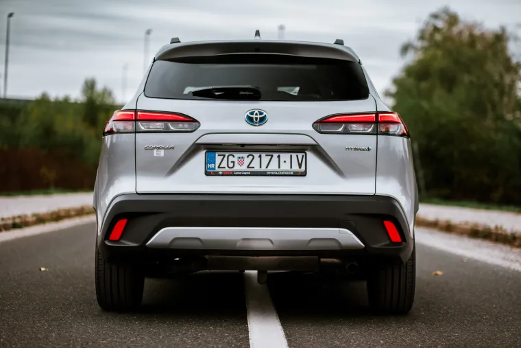 U ponudi su 1,8 i 2,0-litreni hibridni benzinski motori koji su posebno baždareni za bolju upravljivost europskim uvjetima vožnje, s bliskijom i prirodnijom vezom između načina na koji vozač upotrebljava gas i ubrzanja automobila. 