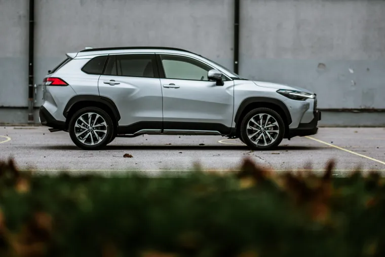 Robusni SUV izgled dodatno je naglašen proširenim blatobranima koji su kontrastni zašiljenoj karoseriji, dok sam profil kabine jasno pokazuje da se u unutrašnjosti automobila krije prostran putnički prostor.