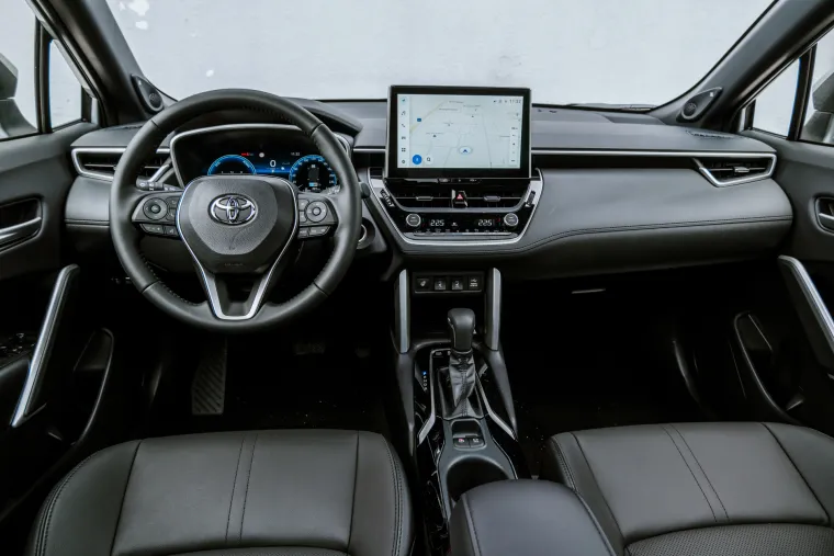 Na modelu se po prvi put pojavljuje Toyotin novi, potpuno digitalni zaslon od 12,3 inča na ploči s instrumentima s mjeračima, a na kojem vozači mogu personalizirati sadržaj i izgled. Slično vrijedi i za novi Toyota Smart Connect sustav za multimedijalne i zabavne sadržaje s 12,3-inčnim dodirnim zaslonom bržeg odaziva putem kojeg se pristupa povezanim uslugama i koji omogućuje jednostavno povezivanje s pametnim telefonima. 