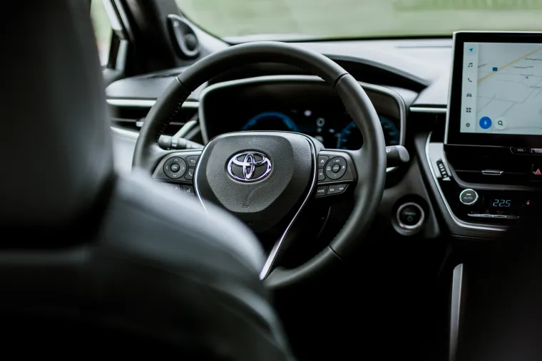 
U novoj Corolli Cross dodani su i novi sustavi za veću sigurnost prilikom pretjecanja: Sustav za pomoć kod pretjecanja (Overtake Prevention Support), sprječava nehotično pretjecanje po pogrešnoj strani vozila, dok sustav preliminarnog usporavanja i posebne regulacije ovisno o pokazivaču smjera (Preliminary Deceleration/Turn Signal Linked Control), pomaže vozaču da se sigurno prestroji.