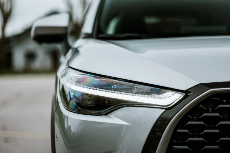 Toyota T-Mate funkcije na modelu Corolla Cross pomažu vozaču i omogućuju jednostavnije i sigurnije parkiranje i vožnju. Modeli s višom razinom opreme opremljeni su poluautonomnim, naprednim sustavom za pomoć pri parkiranju koji upotrebljava 4 panoramskih kamera i 12 ultrazvučnih senzora za uparkiravanje vozila, pri čemu vozač samo mora provjeriti okruženje i djelovati na ručicu mjenjača kad se to od njega zatraži. 