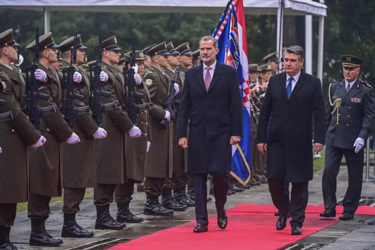 Ništa im neće 'ovi dan pokvarit' pa ni kiša: Milanović i supruga Sanja ugostili kraljevski par