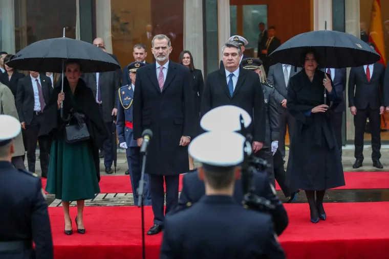 Ništa im neće 'ovi dan pokvarit' pa ni kiša: Milanović i supruga Sanja ugostili kraljevski par