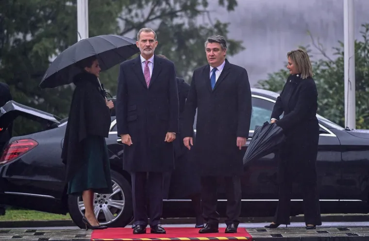 Ništa im neće 'ovi dan pokvarit' pa ni kiša: Milanović i supruga Sanja ugostili kraljevski par