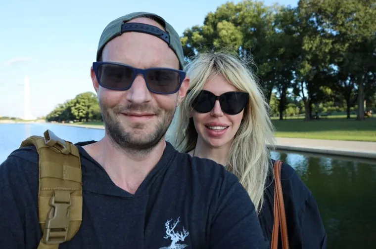 Bryan je tada bio sam u sobi, nije imao svog partnera uz sebe pa je nazvao recepciju. &quot;Srce mi je odmah počelo lupati i lupati. U tom se trenutku uzrujao što nisam otvorio vrata. Počeo je sve agresivnije zveckati kvakom i lupati po vratima govoreći mi da otvorim. Bio sam sklupčan u kutu sobe i plakao, bio sam toliko uplašen da će razvaliti vrata. Mjesecima me proganjalo razmišljanje o tome što je taj čovjek planirao&quot;, govori Bryan.
