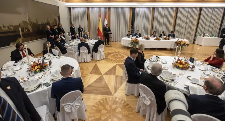 Milanović nazdravljao s kraljicom Letizijom, Sanja ga promatrala i 'razbila' eleganciju u upadljivoj haljini s mašnom