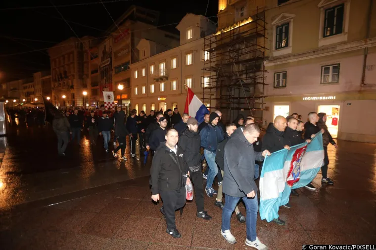 Armada spektakularnom bakljadom odala počast žrtvama Vukovara: Ni ružno, kišno vrijeme nije ih zaustavilo