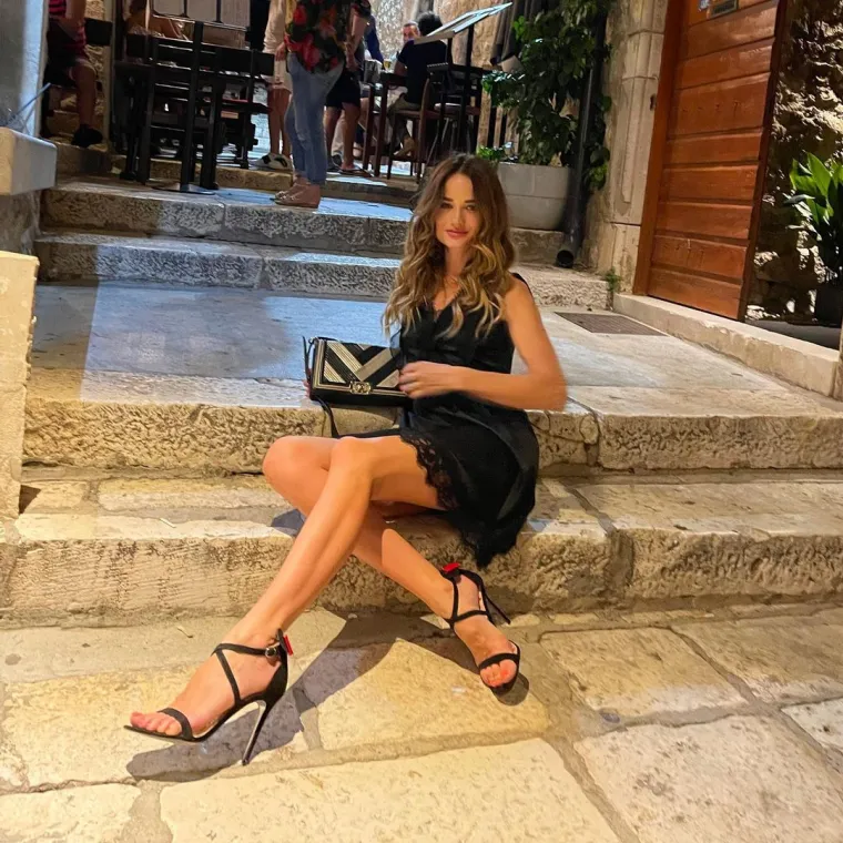 Kuma joj je bila novinarka Magdalena Balenković. Tri mjeseca nakon vjenčanja rodila im se kćer Vita, a Maja je tada modne piste zamijenila obiteljskim životom.