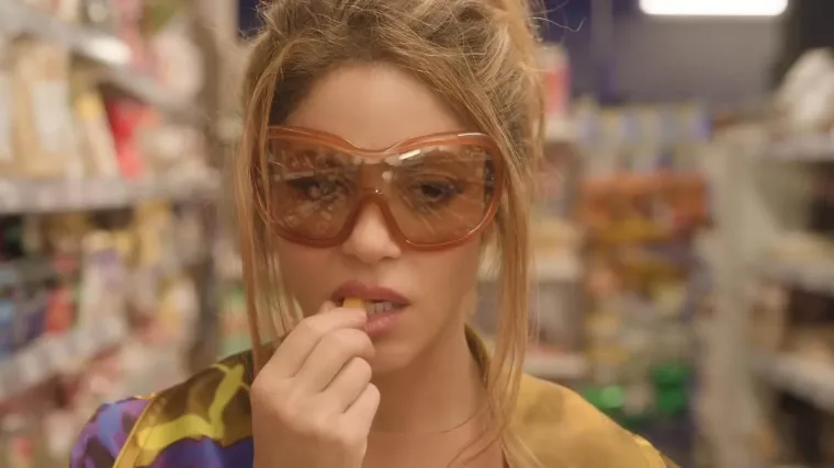 U jednom trenutku joj srce padne na tlo. Pojavljuje se i scena u kojoj muška noga gazi srce, a taj dio videa je pjevačica nedavno podijelila na Instagramu.
