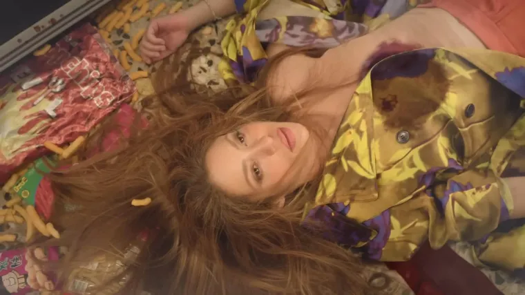 "Sada ni&scaron;ta nije ostalo od onoga &scaron;to je bilo. Ovo ti iskreno govorim. Hladan si kao Božić. Bolje da je sad ovo gotovo. Nemoj mi vi&scaron;e ponavljati film, taj sam već gledala, jer volim tebe, ali sebe volim vi&scaron;e. To je neophodno sredstvo, ono &scaron;to je bilo nevjerojatno jednog dana postalo je rutina. Tvoje usne nemaju okus, sad je sve suprotno...", stihovi su pjesme. 

