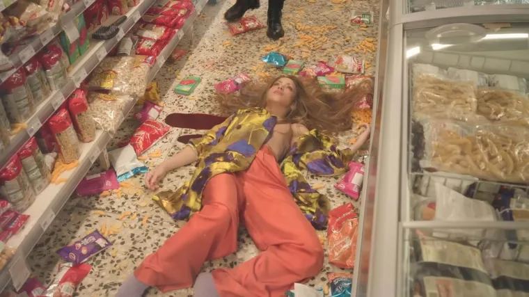 "Odjednom vi&scaron;e nisi bio isti, ostavio si me zbog svog narcizma. Zaboravio si jednog dana &scaron;to smo bili. Bio si distanciran sa svojim stavom, a to me je ispunilo nemirom. Nisi dao ni svoju polovicu, ali znam da sam dala vi&scaron;e od tebe. Trčala sam za nekim koji nije ni hodao za mene. Ova ljubav nije umrla, ali sad je buncanje luđakinje", nastavlja Shakira u pjesmi. 

