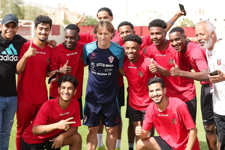 Vatrenima je priređen svečani doček u svlačionicama. Svaki reprezentativac je dobio je cvijeće i poruku u svlačionici. Osim toga na travnjak tijekom treninga su došli i igrači spomenutog kluba, a ispraćeni su potpisanim dresom Luke Modrića koji se također slikao s njima.