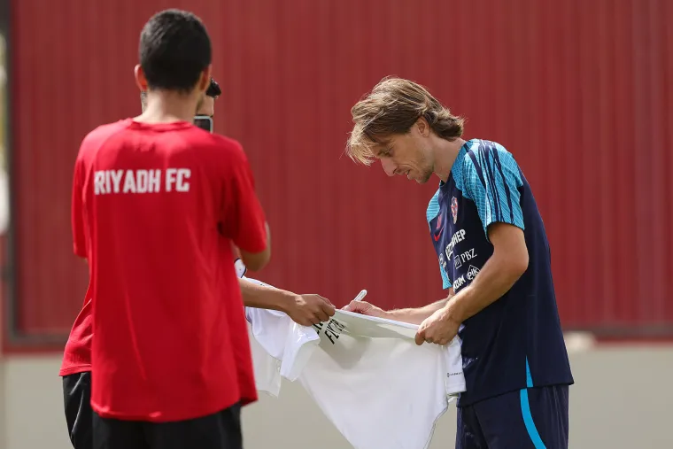 Neočekivani gosti na treningu iznenadili Vatrene: Zanimljiv detalj na Vla&scaron;ićevim kopačkama